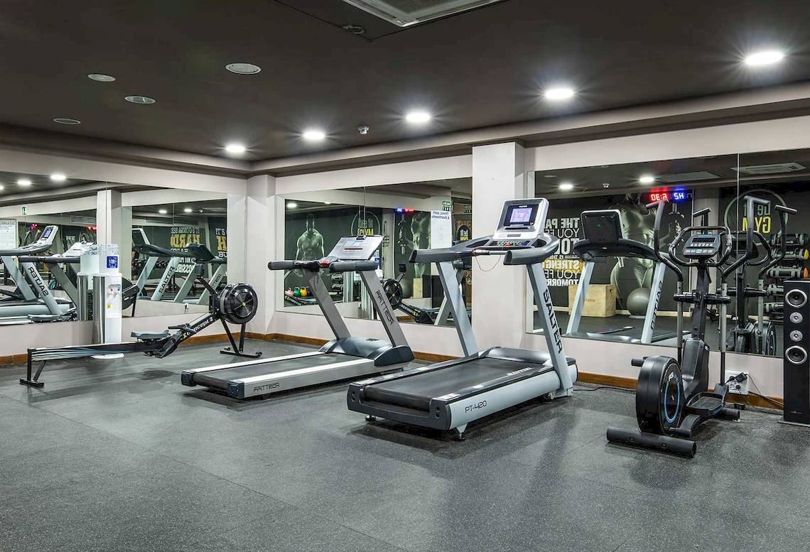 Fitnesscenter im Be Live Experience La Nina Hotel mit Laufbändern und anderen Geräten