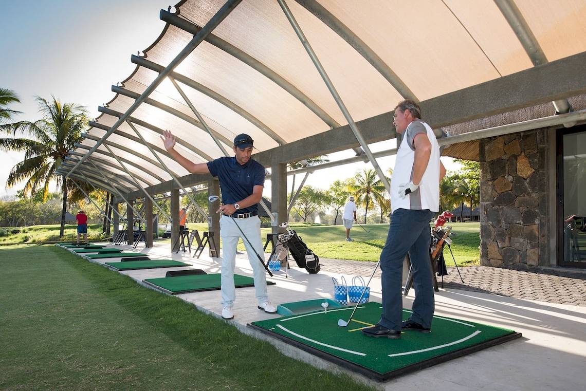 Golfspieler unter einem Baldachin auf dem Golfplatz im Constance Belle Mare Plage