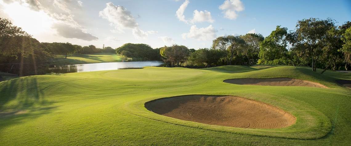 Golfplatz des Constance Belle Mare Plage Hotels mit grünen Fairways und Wasserhindernissen
