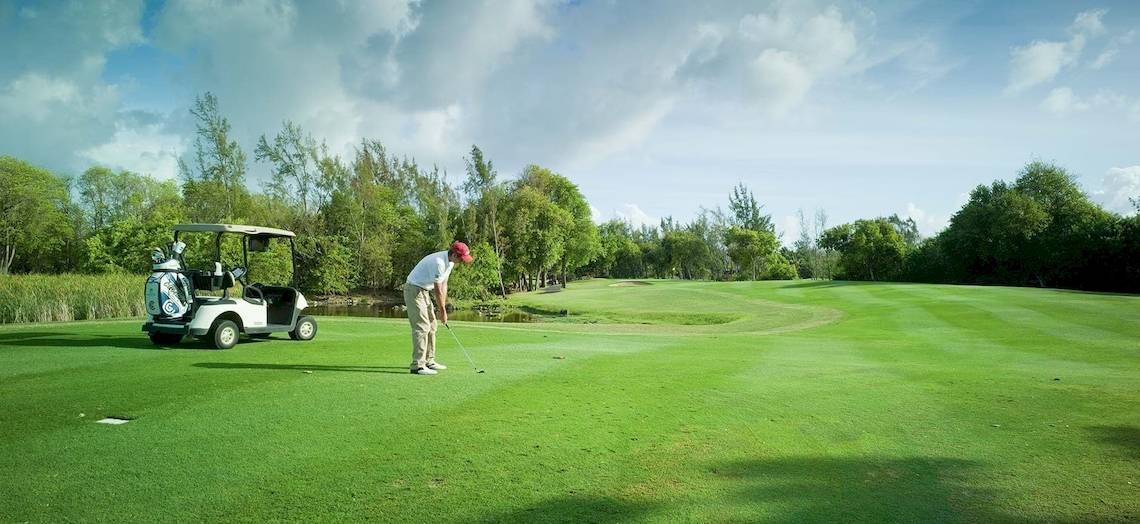 Golfspieler auf dem Golfplatz des Constance Belle Mare Plage Hotels.