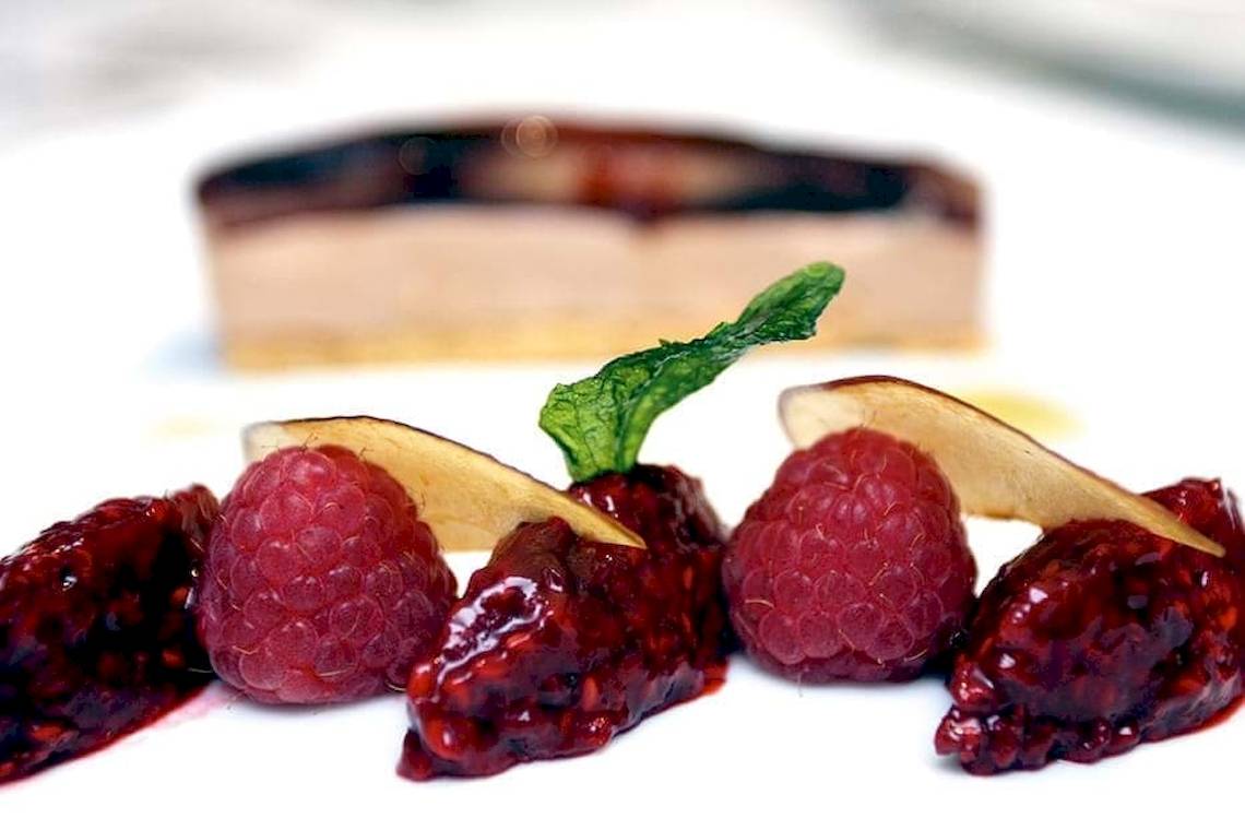 Dessert mit Himbeercreme Brûlée im Constance Belle Mare Plage