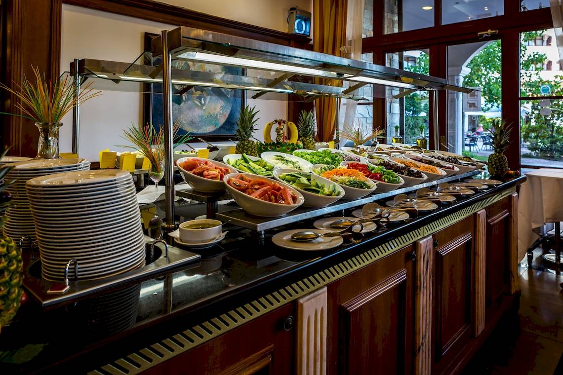 Buffet-Tisch im Helena Sands Hotel mit verschiedenen Salaten und Früchten.