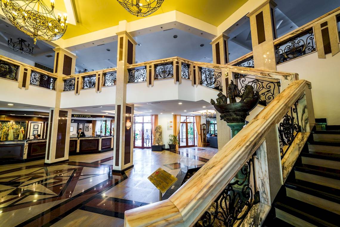 Lobby Ansicht des Helena Sands Hotels mit Marmorboden und schwarzen Treppen