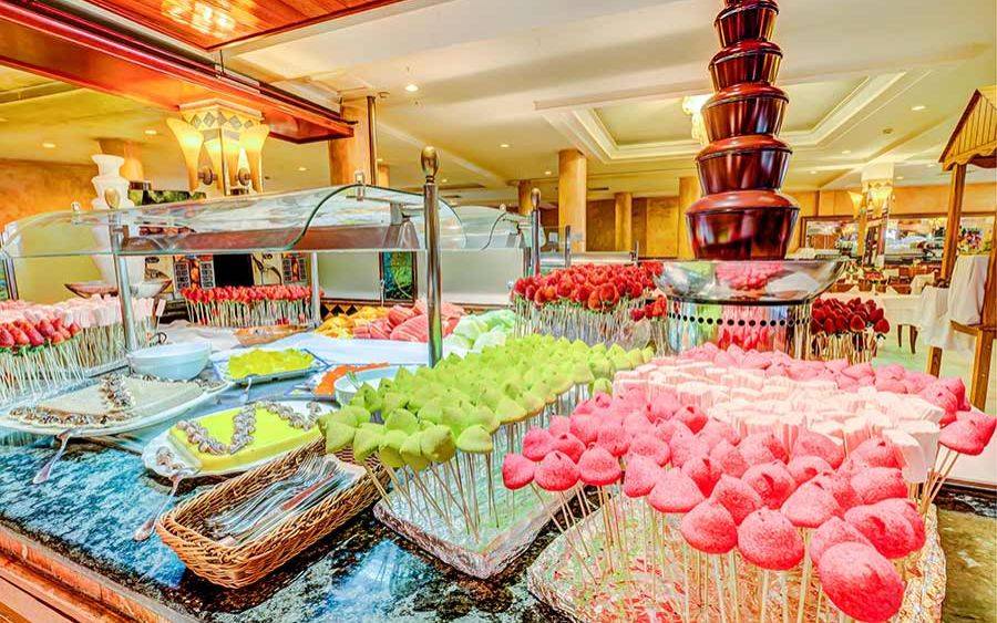 Buffet im SBH Costa Calma Beach Resort mit verschiedenen bunten Früchten und Schokoladenbrunnen.