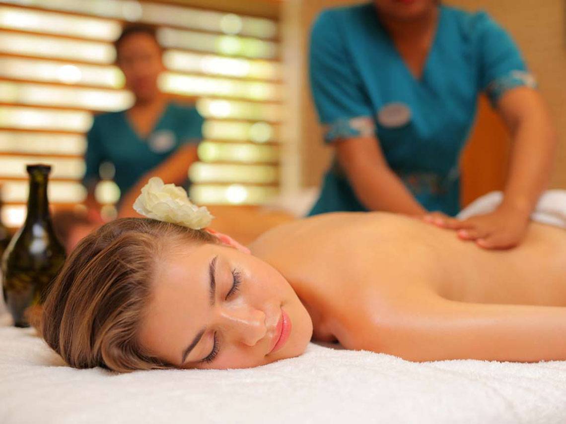 Frau genießt eine Massage im Sueno Hotels Beach Side
