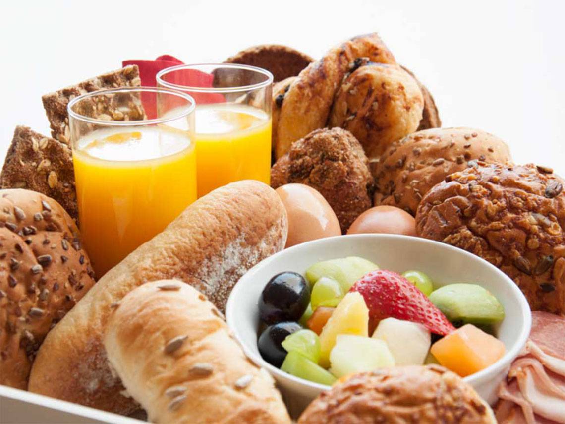 Frühstücksbuffet im Sueno Hotels Beach Side mit verschiedenen Broten, Brötchen, Obst und Getränken.