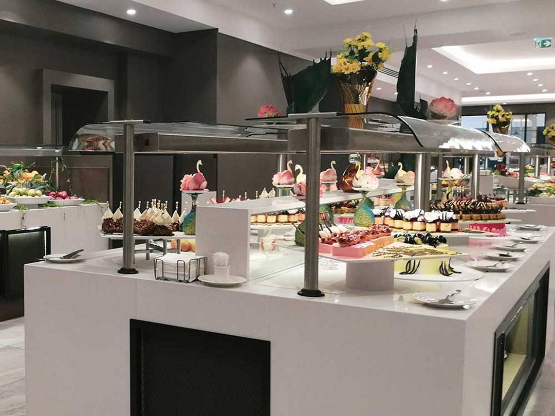 Buffet im Sueno Hotels Beach Side mit verschiedenen Desserts und Früchten.