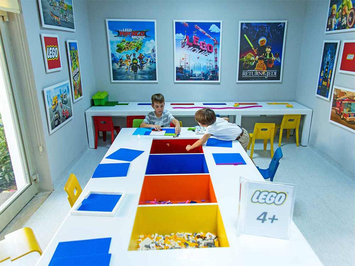 Zwei Kinder bauen Legos in einem Raum des Sueno Hotels Beach Side.
