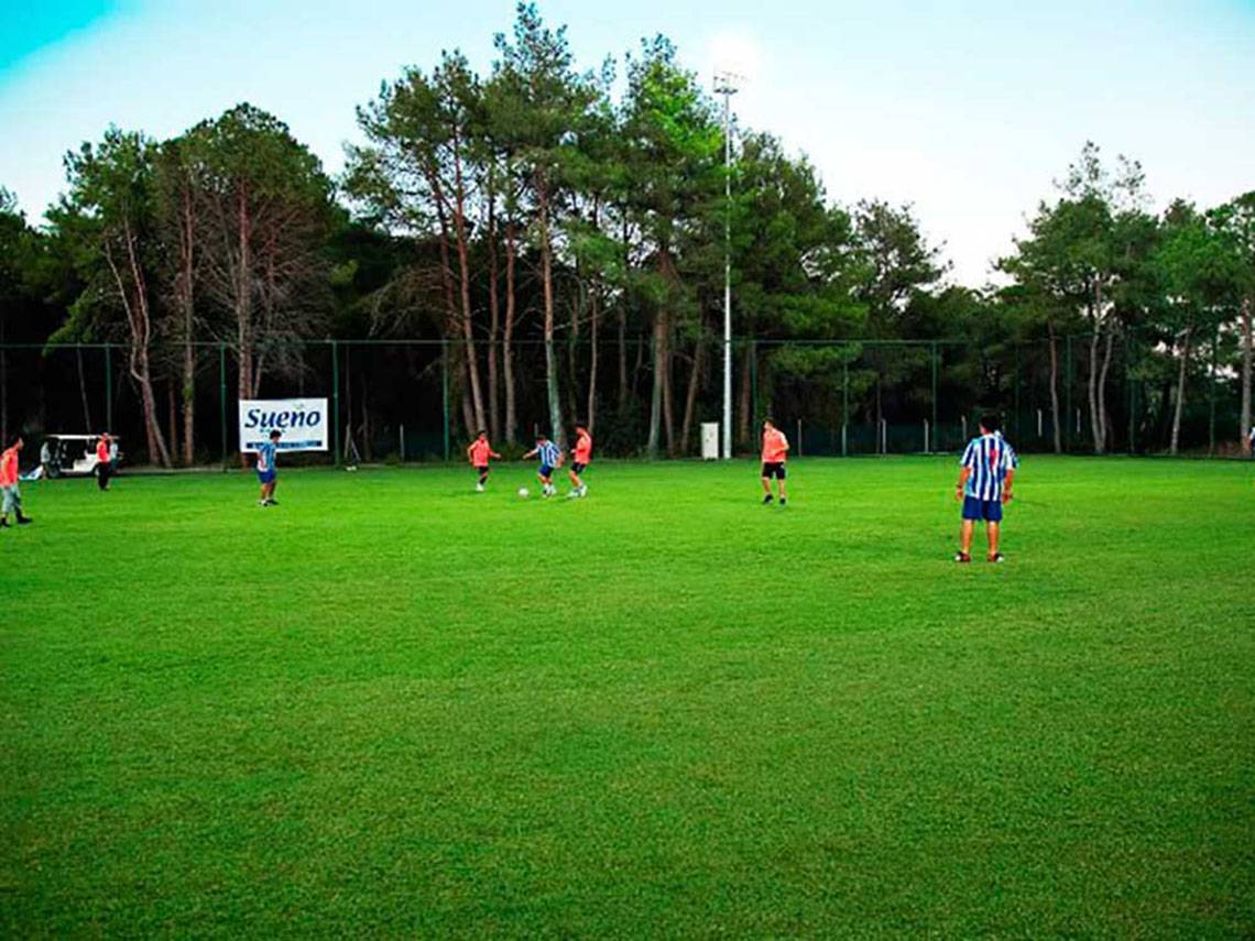 Spieler auf einem Fussballfeld von Sueno Hotels Beach Side
