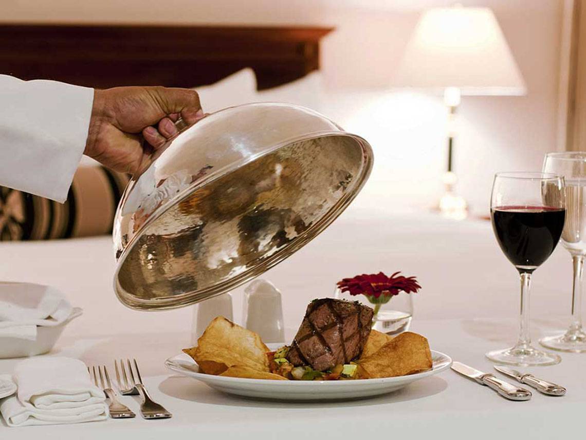 Essen auf dem Bett im Sueno Hotels Beach Side Suite Zimmer.