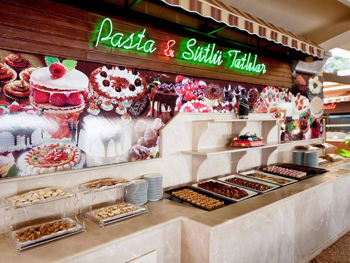 Süßigkeiten-Buffet im Sueno Hotels Beach Side mit diversen Kuchen und Desserts.