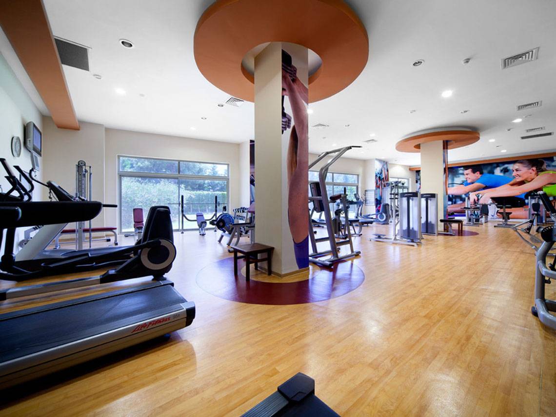 Fitnesscenter im Sueno Hotels Beach Side mit verschiedenen Geräten und Geräten.