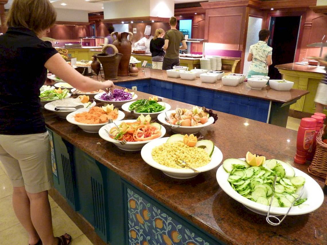 Frau bedient sich an einem Buffet im SBH Hotel Costa Calma Palace.
