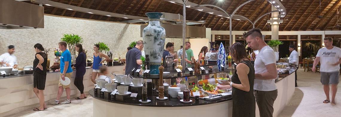 Besucher im Restaurant-Buffet des Meeru Island Resort & Spa