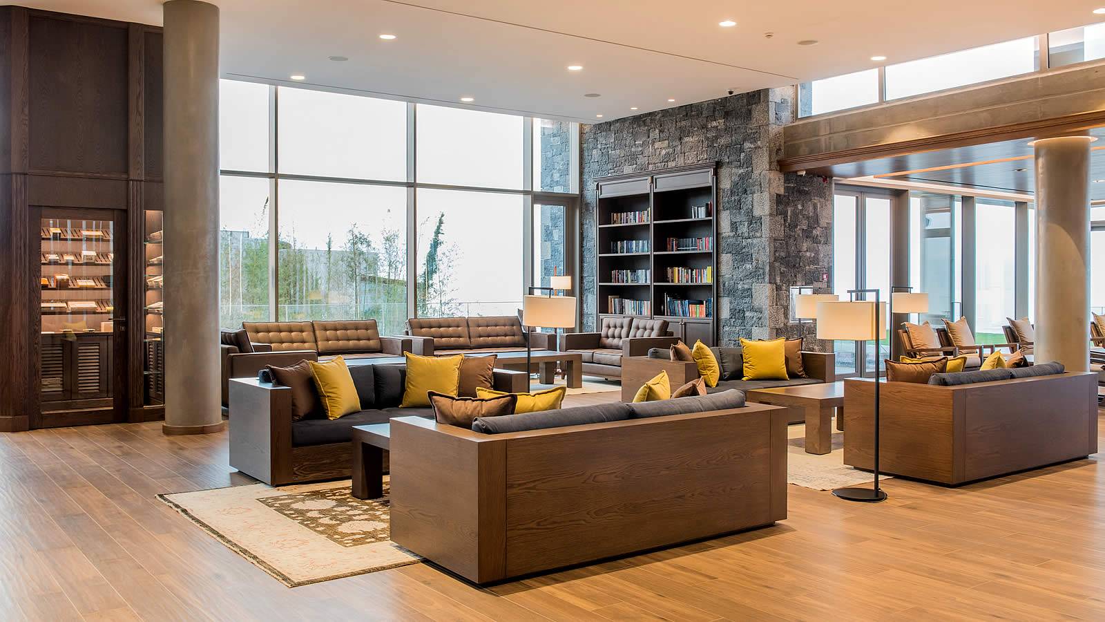 Innenansicht der Lounge des Nana Princess Suites, Villas & Spa mit Sofas, Teppichen und Bücherregalen.