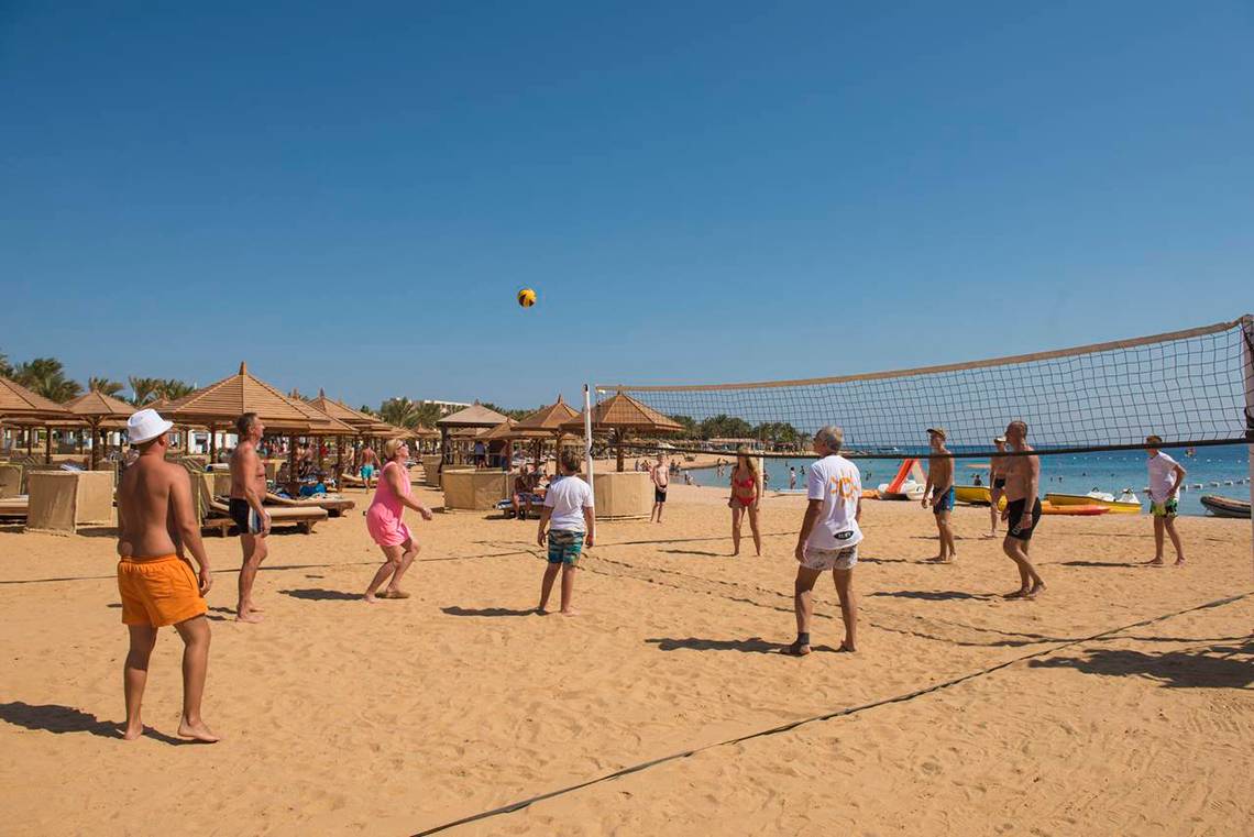 Volleyballspieler auf dem Strand im Sunrise Royal Makadi Resort.