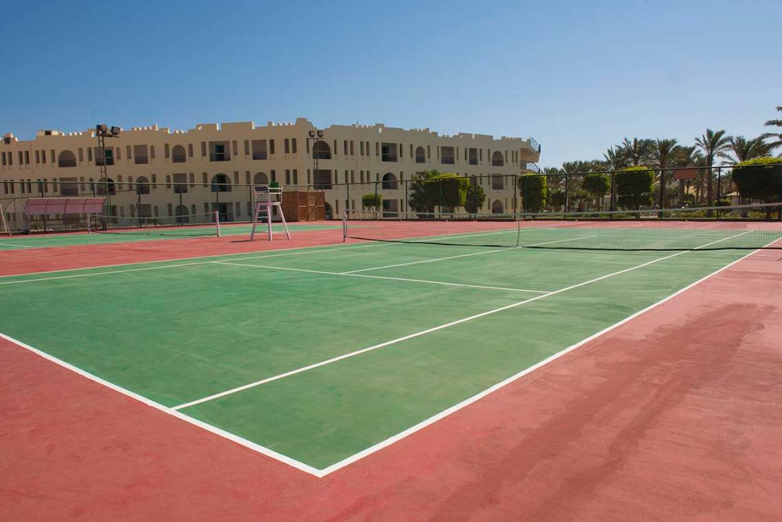 Tennisplatz im Sunrise Royal Makadi Resort mit roten und grünen Feldern.