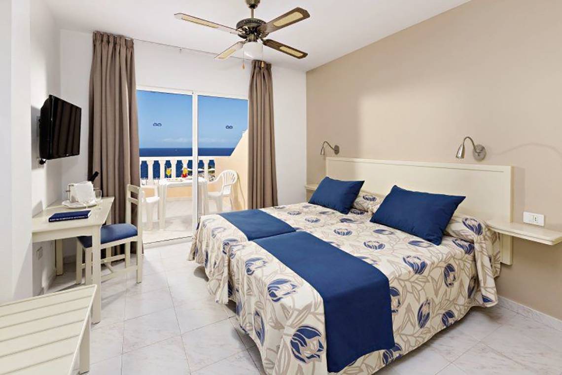 Hotelzimmer mit Meerblick im Bahia Flamingo Hotel, mit Doppelbett, Balkon und Meersicht.
