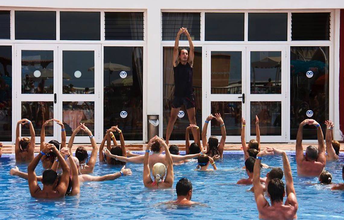 Ein Aqua Aerobic Kurs im Schwimmbecken beim Hotel Bahia Flamingo.