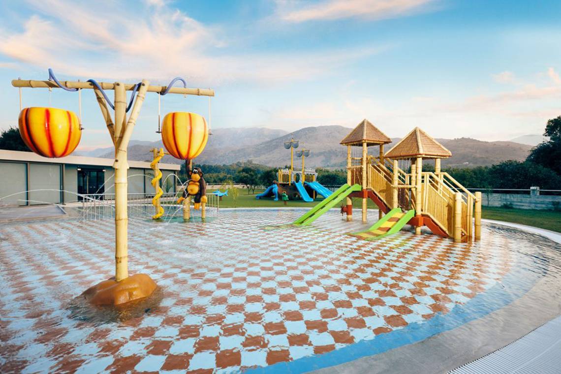 Anna's House Wasserspielplatz mit Rutschen und Spielgeräten