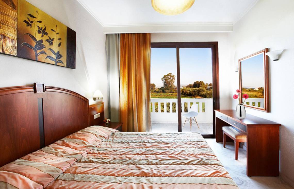 Schlafzimmer in Anna's House mit Blick auf den Balkon und die Landschaft