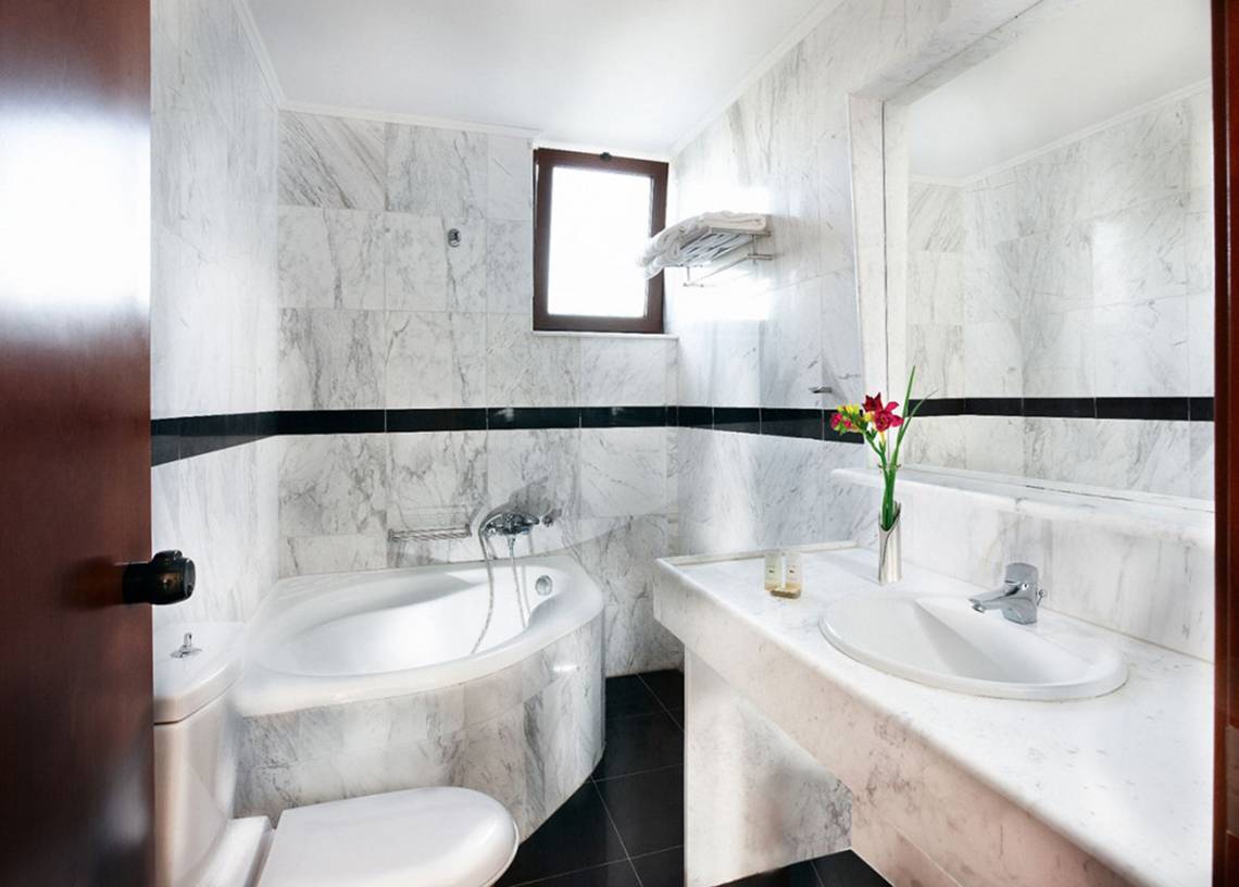 Badezimmer von Anna's House mit Badewanne, Waschbecken und Spiegel.