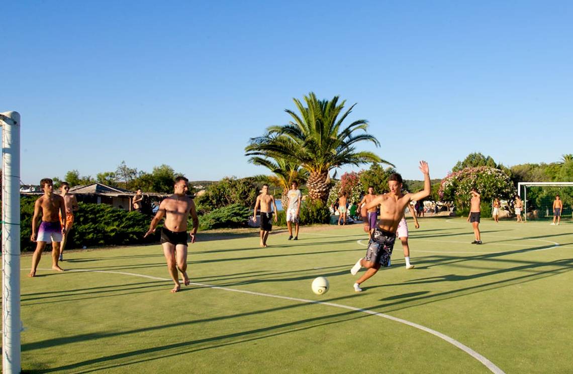 Fussballspiel von Männern auf dem Rasen von Bagaglino I Giardini di Porto Cervo