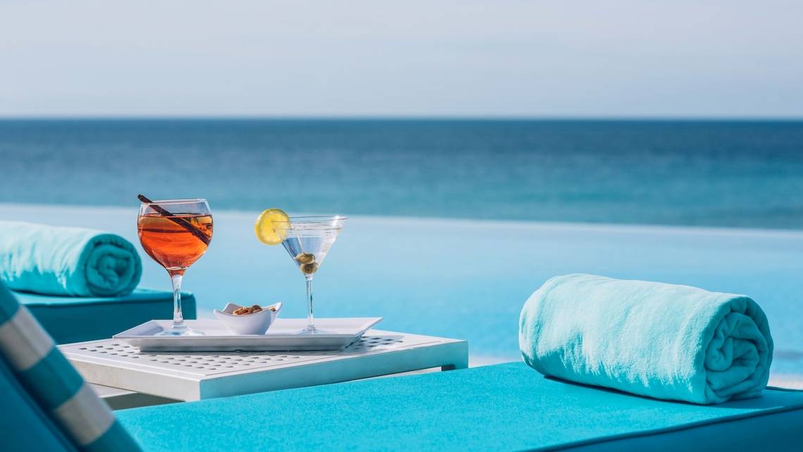 Cocktails auf einem Tisch neben dem Pool im Iberostar Playa Gaviotas Park
