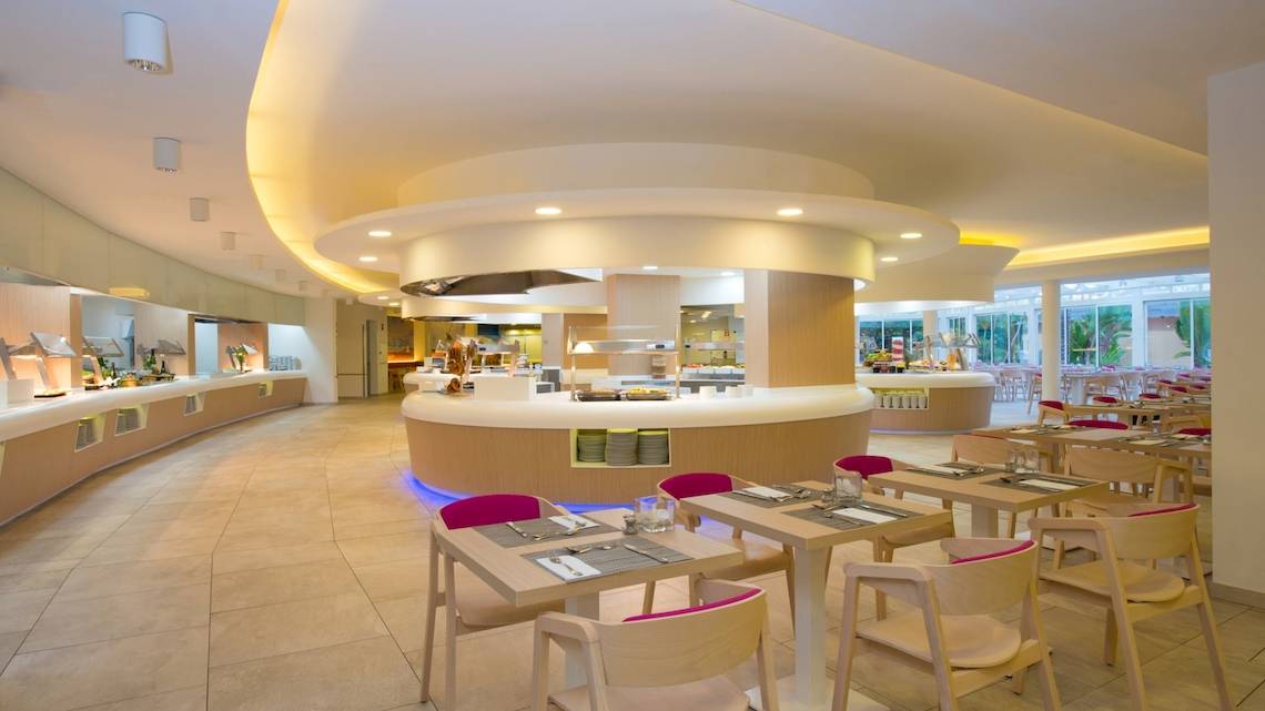 Innenansicht des Restaurants im Iberostar Playa Gaviotas Park Hotel mit moderner Einrichtung und Tisch-Set-Ups.