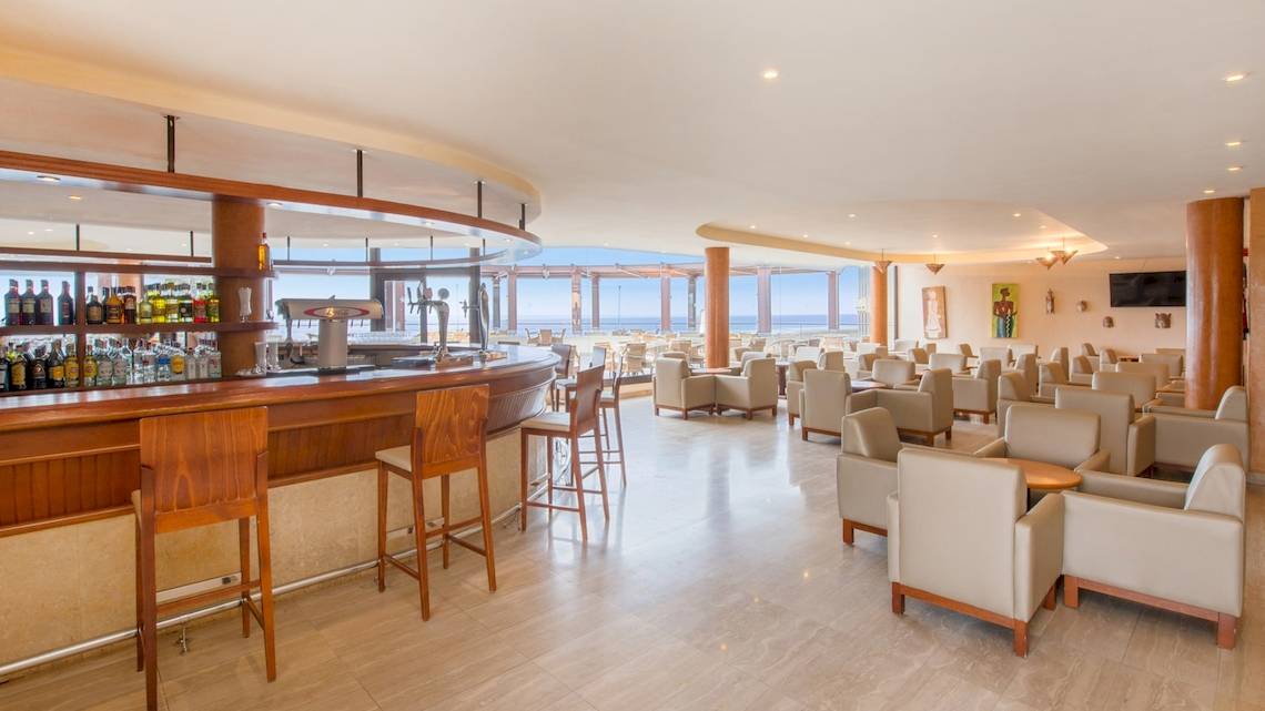 Hotellobby mit Bar und Meerblick im Iberostar Playa Gaviotas Park.