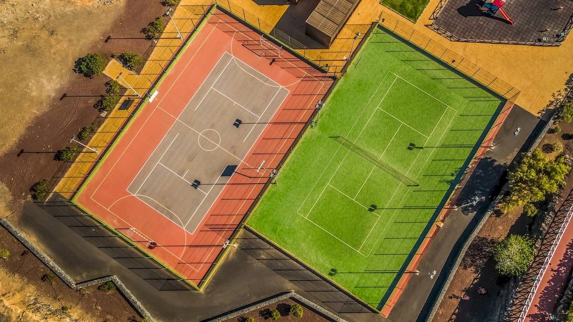 Luftaufnahme des Iberostar Playa Gaviotas Park mit Fußball- und Tennisplätzen