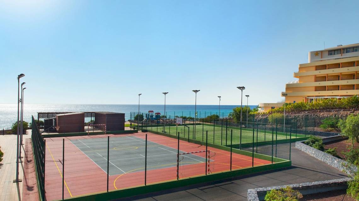 Außensportanlage neben dem Hotel Iberostar Playa Gaviotas Park mit Blick auf das Meer.