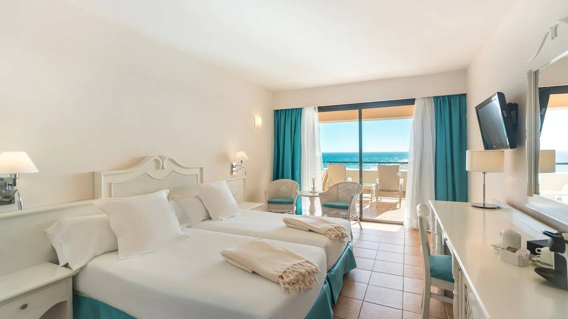 Doppelzimmer im Iberostar Playa Gaviotas Park mit Meerblick und moderner Einrichtung.