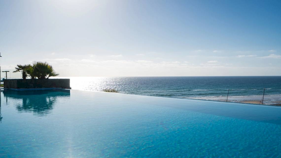Pool mit Meerblick im Iberostar Playa Gaviotas Park Hotel