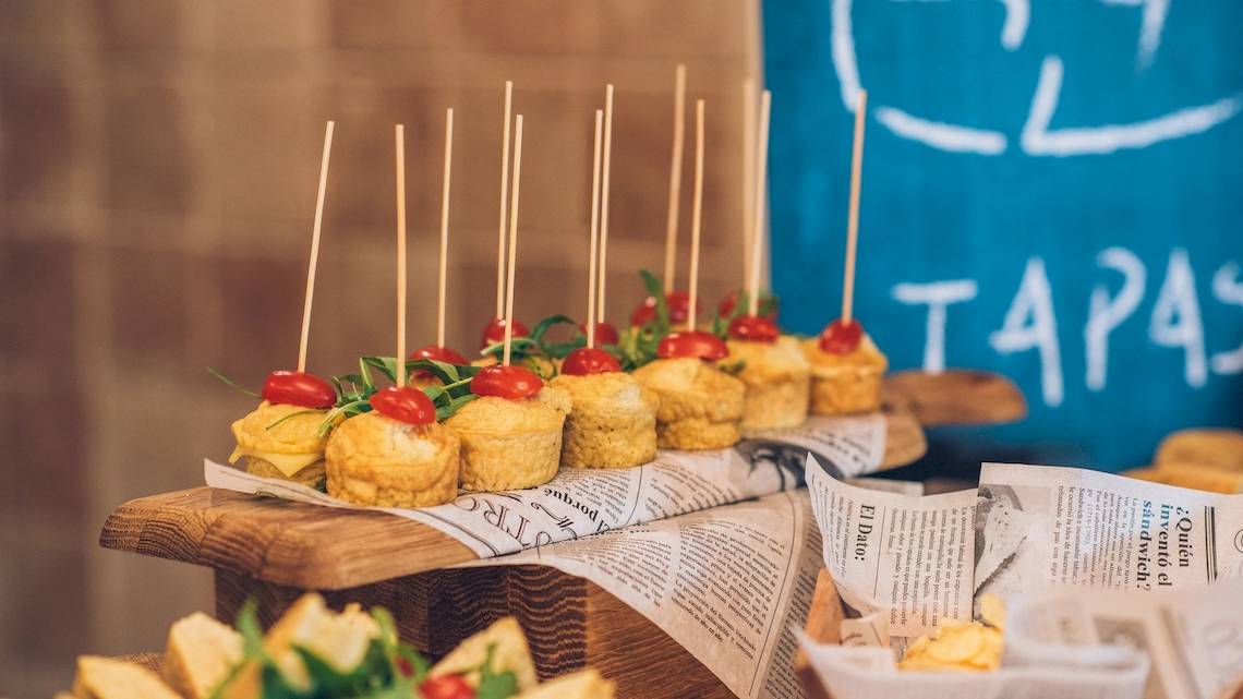 Tapas Buffet im Iberostar Playa Gaviotas Park Hotel mit kleinen Häppchen auf Stöcken.