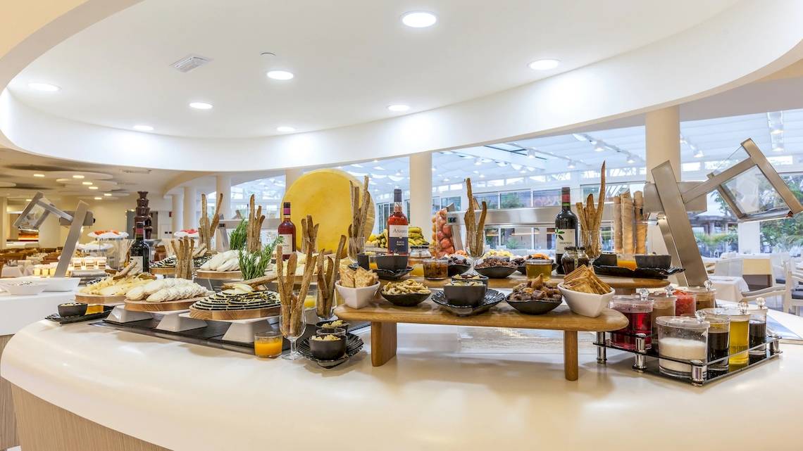 Buffet im Iberostar Playa Gaviotas Park mit einer Vielzahl von Gerichten und Getränken.