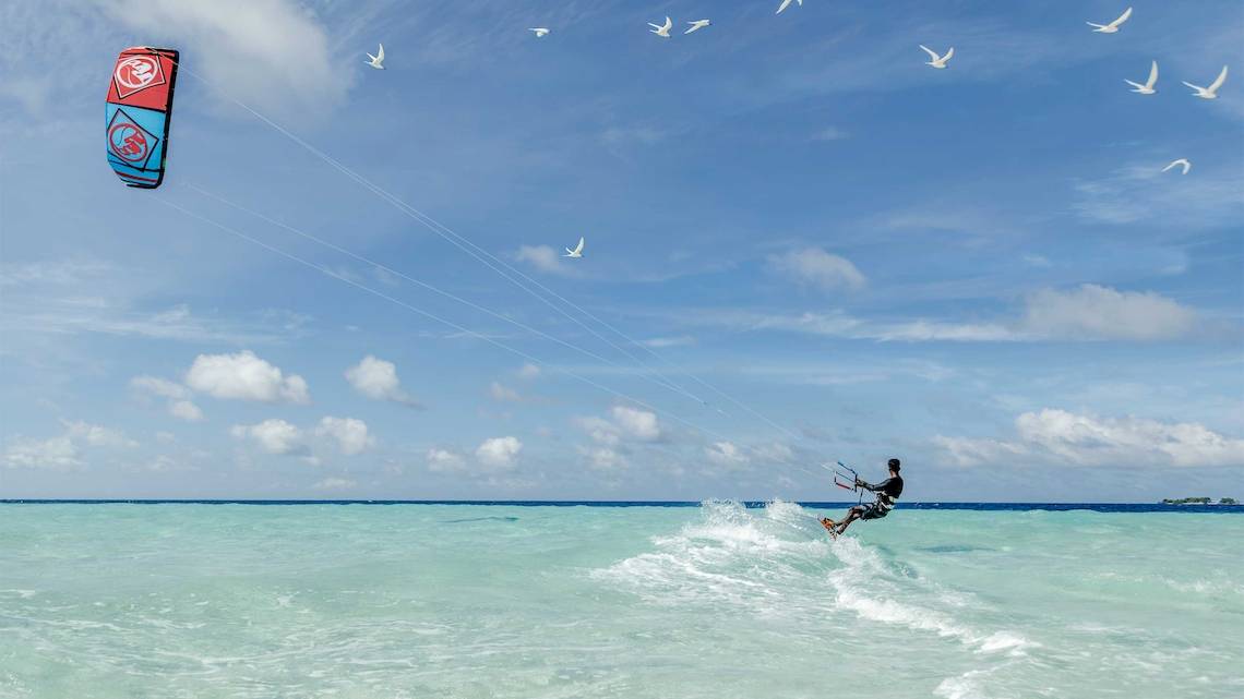 Kitesurfer im Meer bei Jumeirah Mina A'Salam Hotel