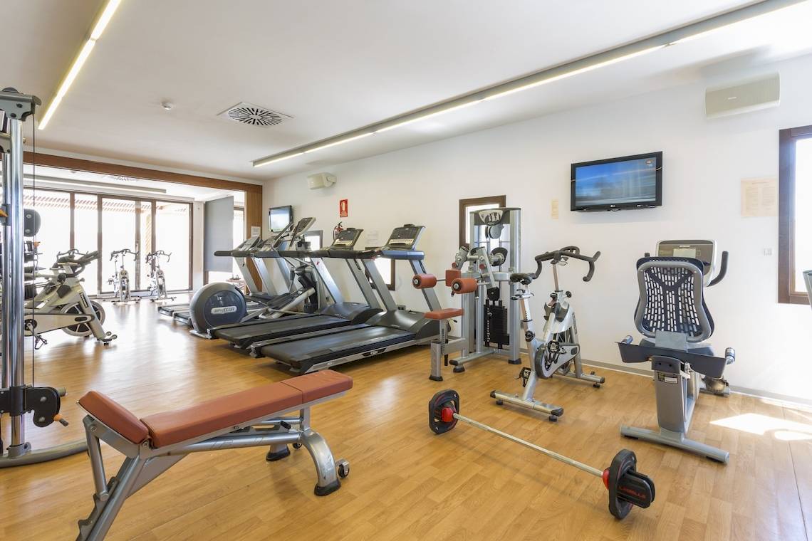 Fitnessstudio im Grand Palladium Palace Ibiza Resort & Spa mit Laufbändern, Kraftgeräten und Trainingsgeräten.
