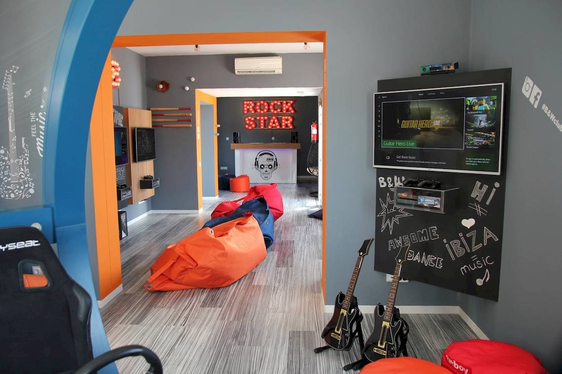Spielzimmer im Grand Palladium Palace Ibiza Resort & Spa mit Gaming-Equipment und Dekor.