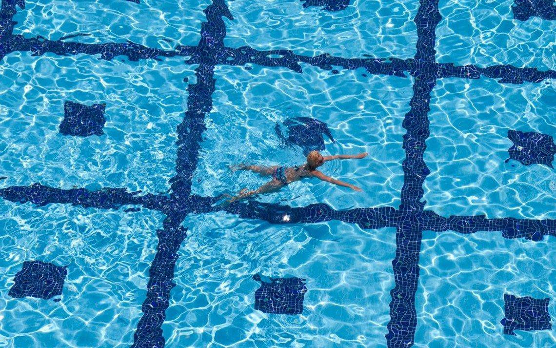 Eine Frau schwimmt im Pool des Oz Hotels Side Premium.
