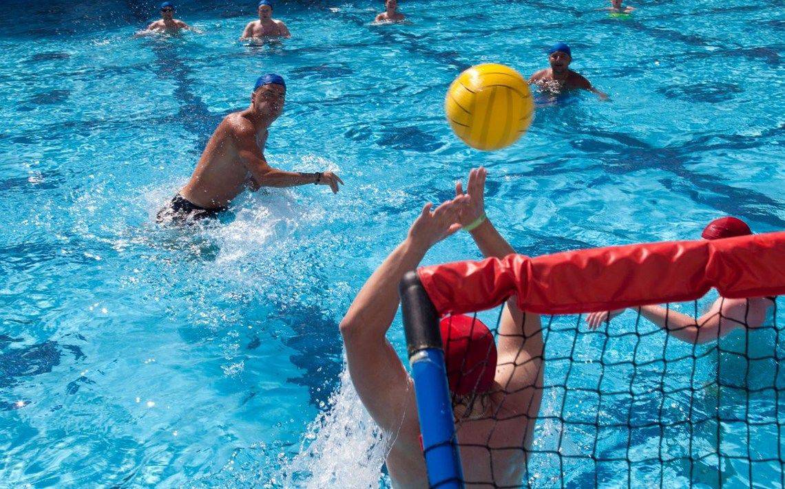 Olympische Wasserballspieler trainieren im Schwimmbad.