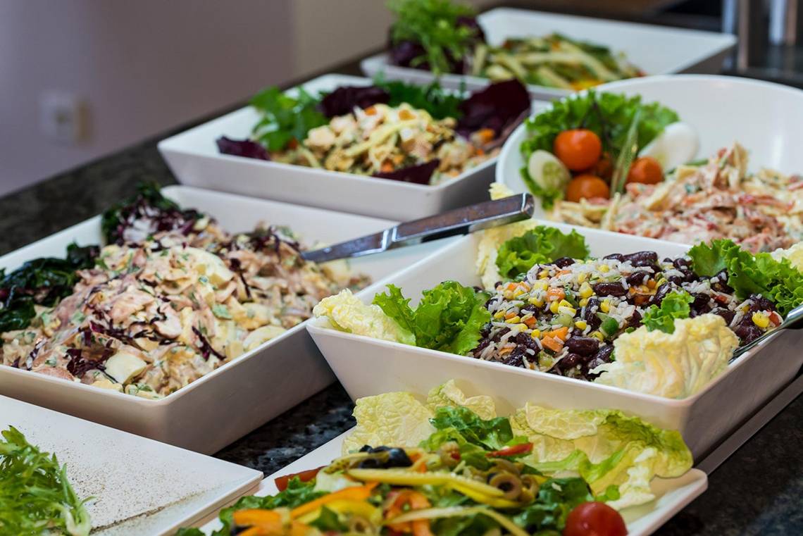 Buffet mit verschiedenen Salaten und Gerichten im Apollo Beach Hotel.