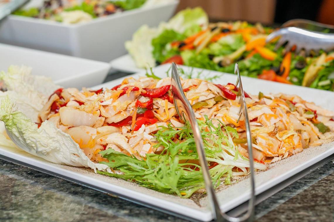 Buffetgericht im Apollo Beach Hotel mit Salat, Hähnchen und Gemüse