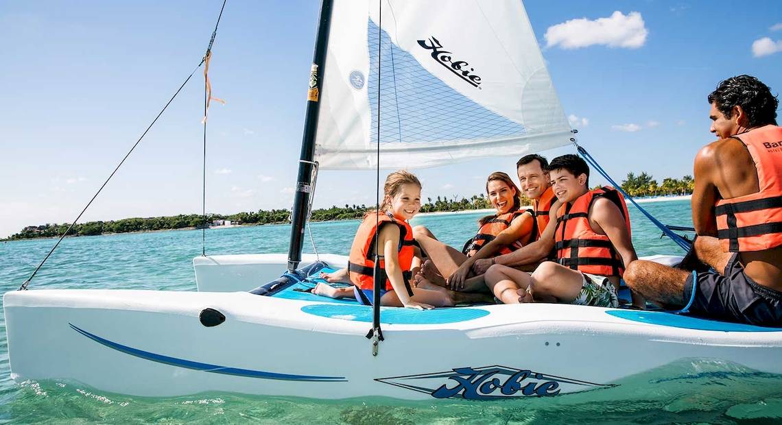 Familie auf einem Segelboot im Meer, Barcelo Maya Grand Resort
