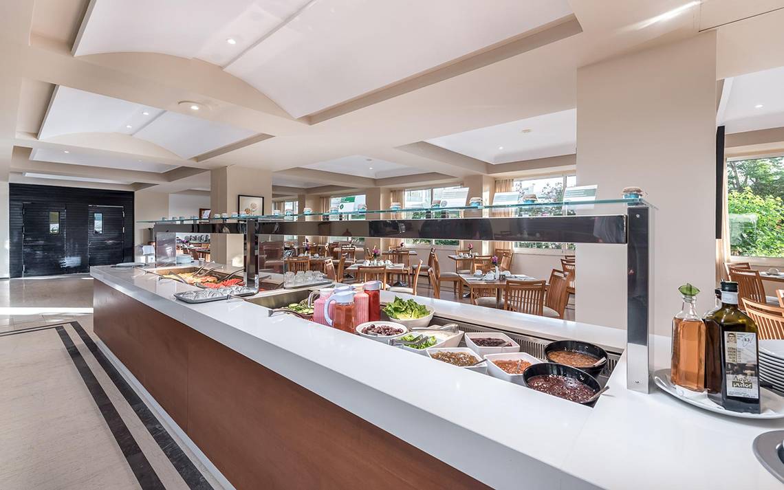 Frühstücksbuffet im Apollo Beach Hotel mit verschiedenen Gerichten und Salaten.