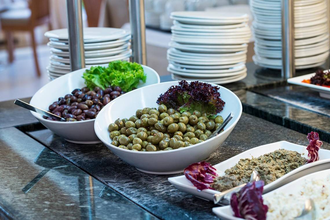 Buffet mit Oliven und Salaten im Apollo Beach Hotel.