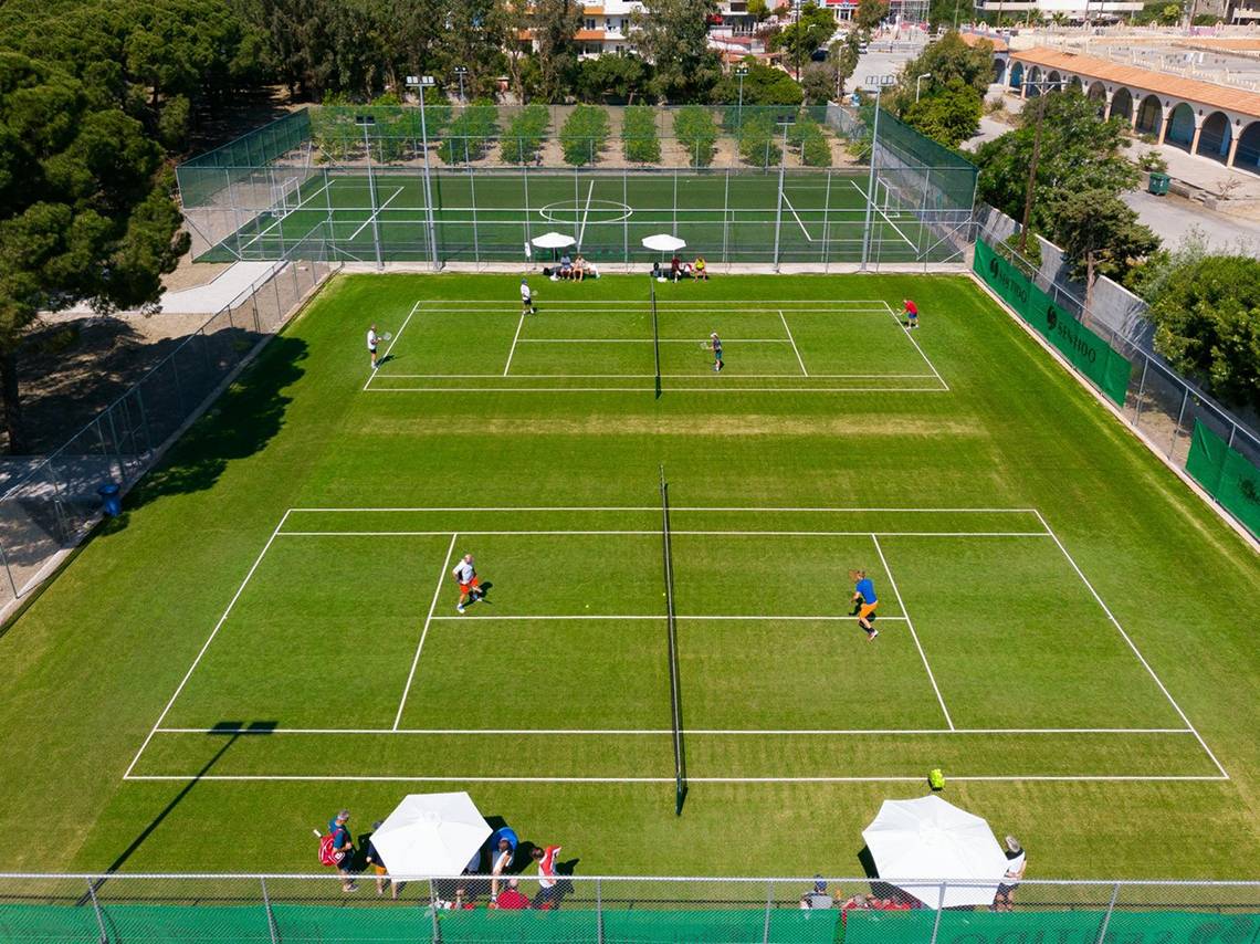 Tennisplätze im Freien beim Apollo Beach Hotel, von oben gesehen