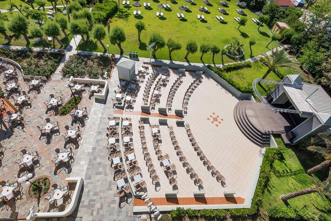 Apollo Beach Hotel Atrium mit Sitzplätzen, Tisch und Baum