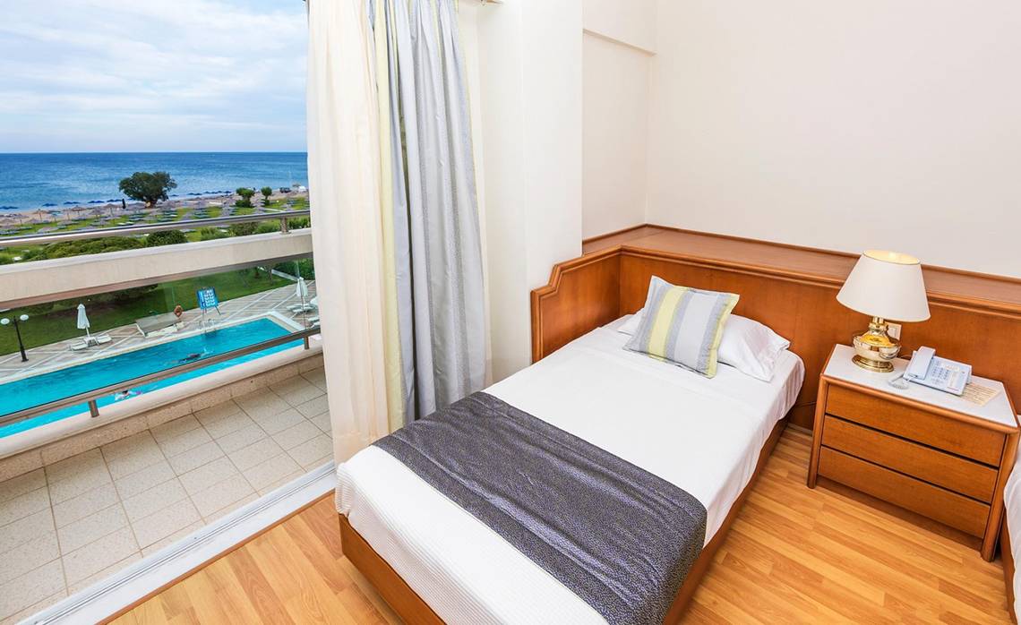 Zimmer mit Aussicht auf Pool im Apollo Beach Hotel