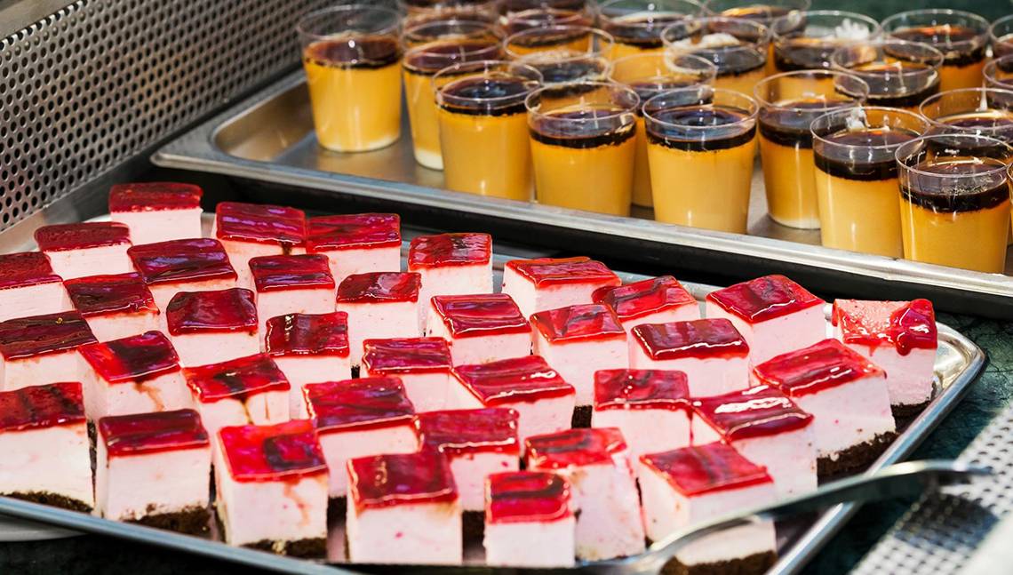 Süßigkeiten und Desserts auf zwei Tabletts im Apollo Beach Hotel